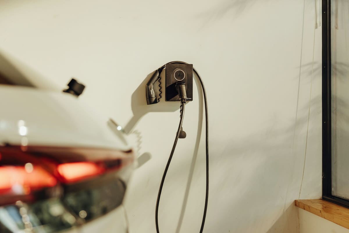 Borne de recharge installée devant une habitation.